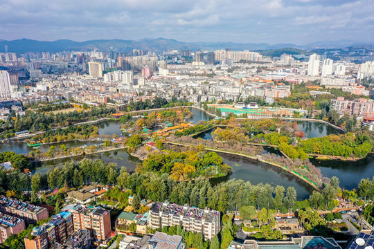 航拍云南昆明翠湖公園風光