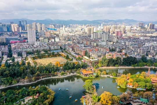 航拍云南昆明翠湖公園風光