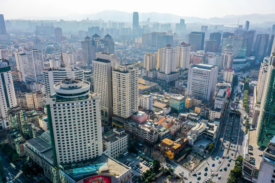 航拍昆明盤龍區(qū)城市高樓建筑群