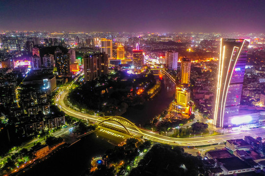 航拍廣東中山岐江壹號(hào)大樓夜景
