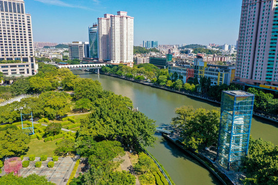 航拍廣東中山岐江河畔岐江公園
