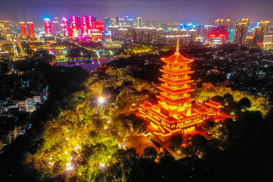 航拍佛山礌崗山頂魁星閣夜景
