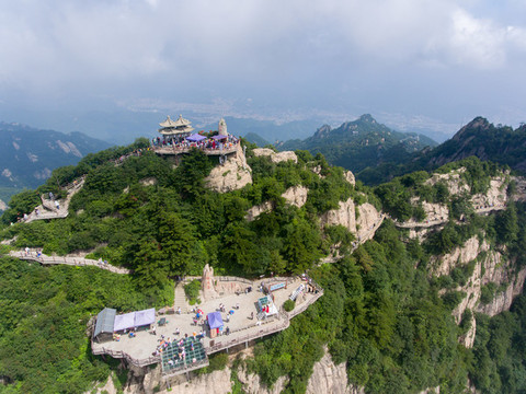 航拍欒川老君山最高峰馬鬃嶺