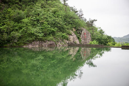 山里湖泊