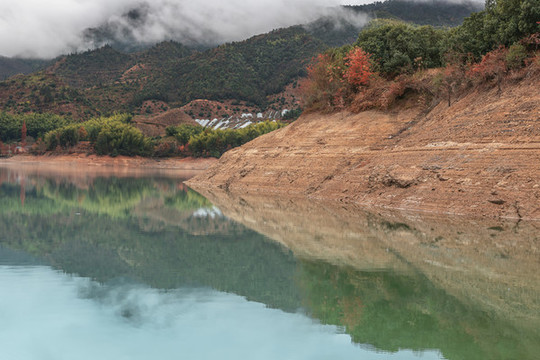 山里湖泊