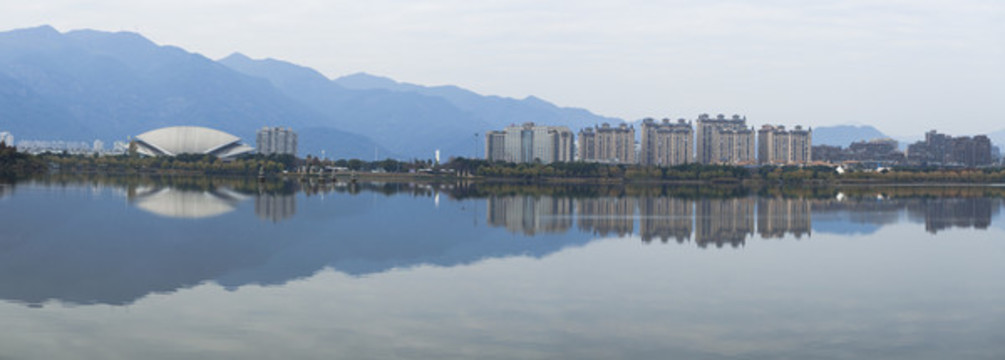 鄉(xiāng)村城鎮(zhèn)湖泊倒影