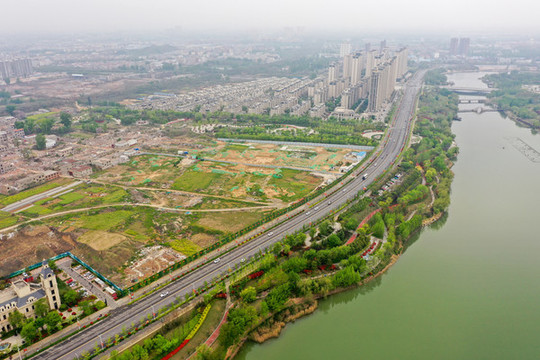航拍河南新鄭軒轅湖公園風(fēng)光