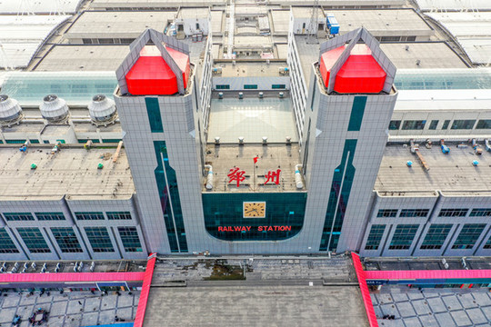 航拍河南鄭州火車站東廣場(chǎng)