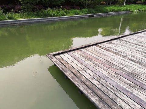 水源和木板