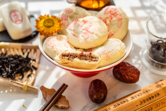 一盤中式點(diǎn)心玫瑰餅和紅茶