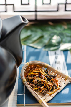 本草綱目背景前的草藥和藥壺