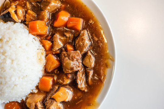 一盤(pán)胡蘿卜猴頭菇紅燒牛肉飯