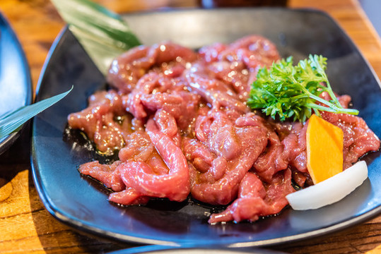 一罐腌制的生牛肉烤肉