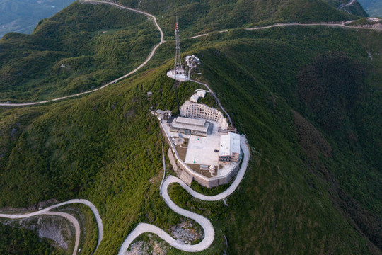 航拍湘西羊峰山風(fēng)力發(fā)電機(jī)組