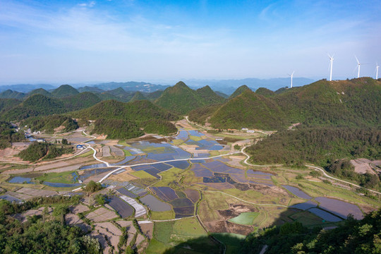 航拍湖南湘西松柏鎮(zhèn)田園風光