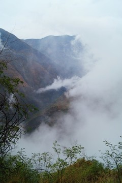 云霧繚繞大山