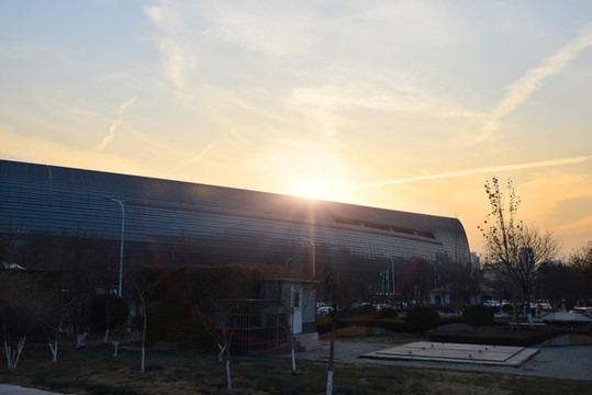 夕陽建筑剪影