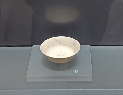 白釉貼花盤