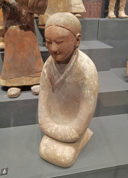 粉彩陶跽坐俑