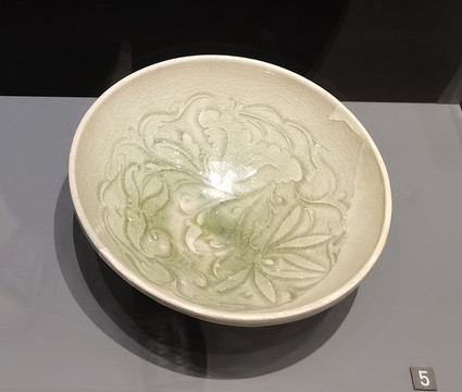 青釉刻花嬰戲蓮紋碗