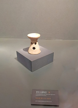 人面鏤空陶豆