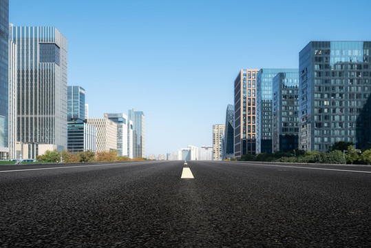 瀝青公路和現(xiàn)代辦公樓
