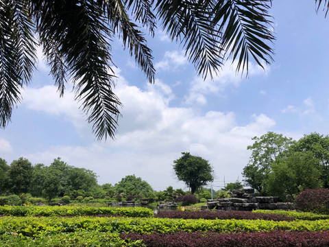 藍(lán)天白云下的桂林旅游學(xué)院校園