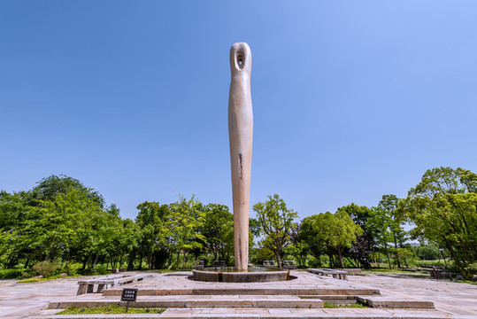 上海廣富林文化遺址的骨針廣場