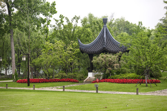 鮮花草坪古亭