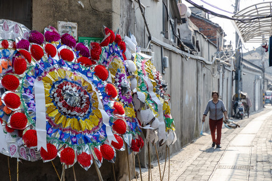 老街居民辦喪事祭奠花圈
