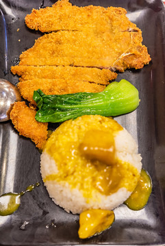 一盤咖喱豬排飯
