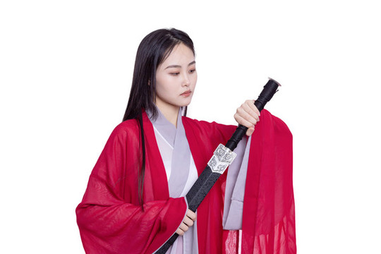 古裝女性拿著劍