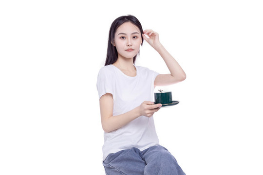 年輕的女性端著咖啡杯