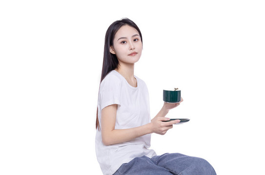 年輕的女性端著咖啡杯