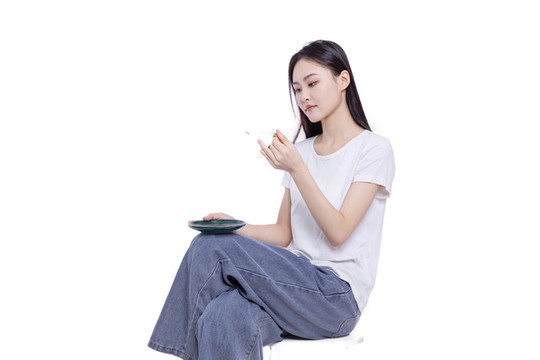 東方女性拿著咖啡杯