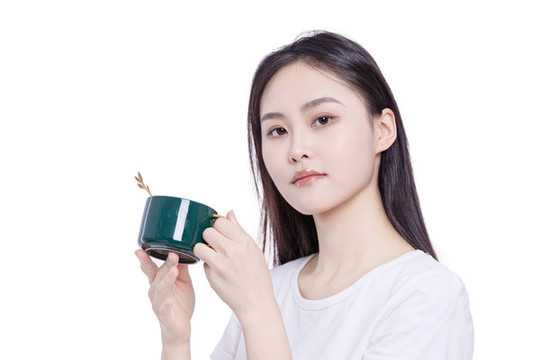 東方女性拿著咖啡杯