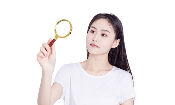 年輕女孩吃水果