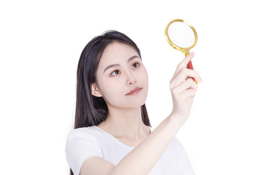 年輕女孩吃水果