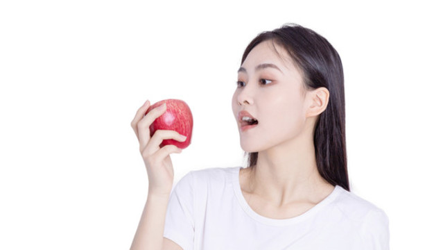 年輕女孩吃水果