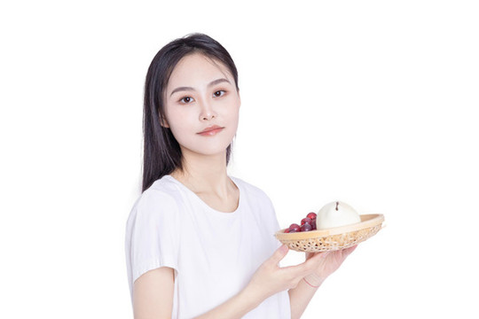 年輕女孩吃水果