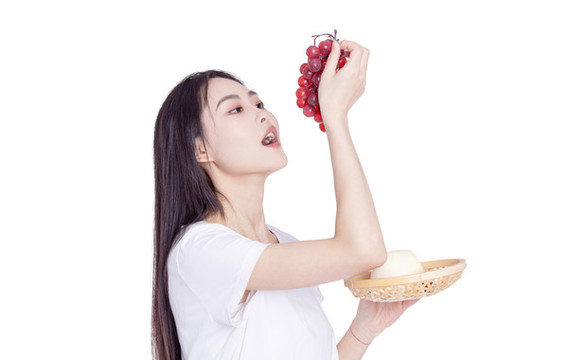 年輕女孩吃水果
