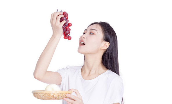 年輕女孩吃水果
