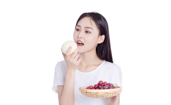 年輕女孩吃水果