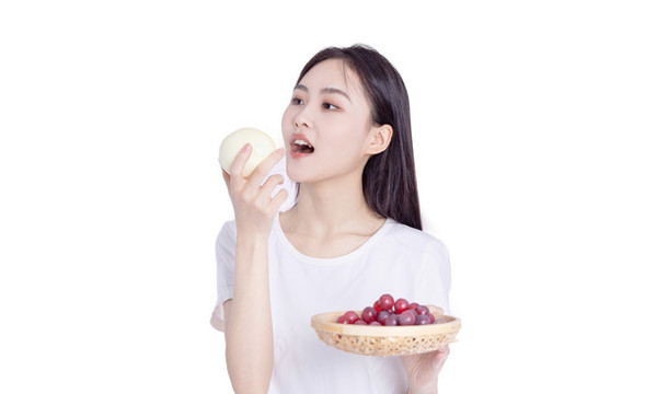 年輕女孩吃水果
