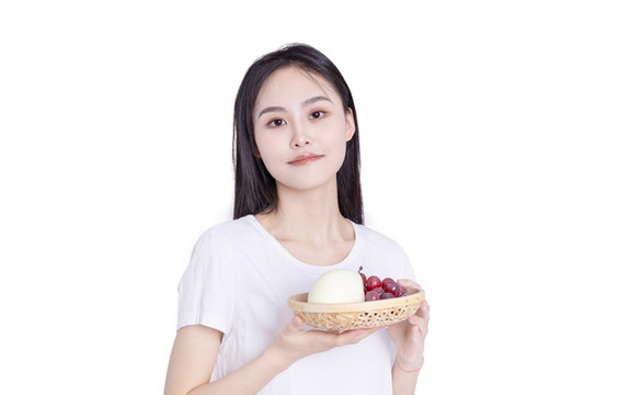 年輕女孩吃水果