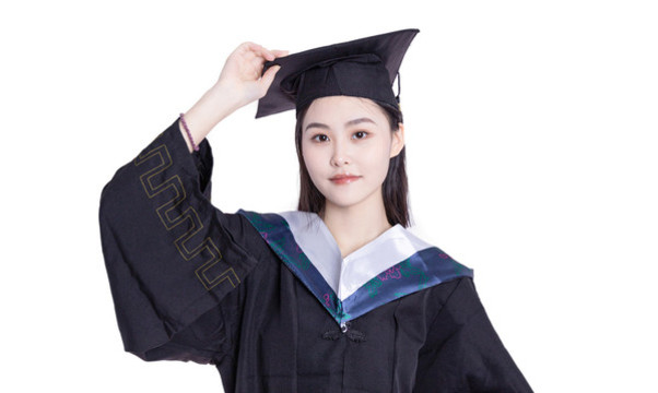 女大學生穿著學士服
