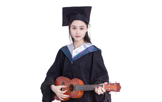 女大學(xué)生穿著學(xué)士服