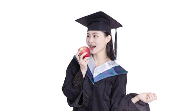 女大學(xué)生穿著學(xué)士服