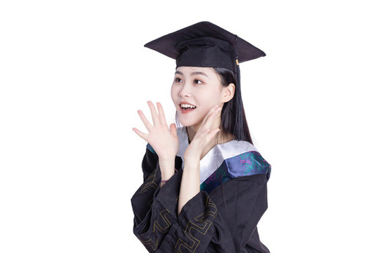 女大學(xué)生穿著學(xué)士服