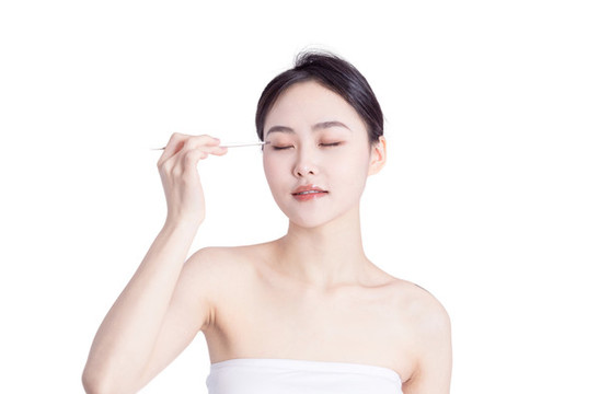 美容化妝的女性臉部特寫